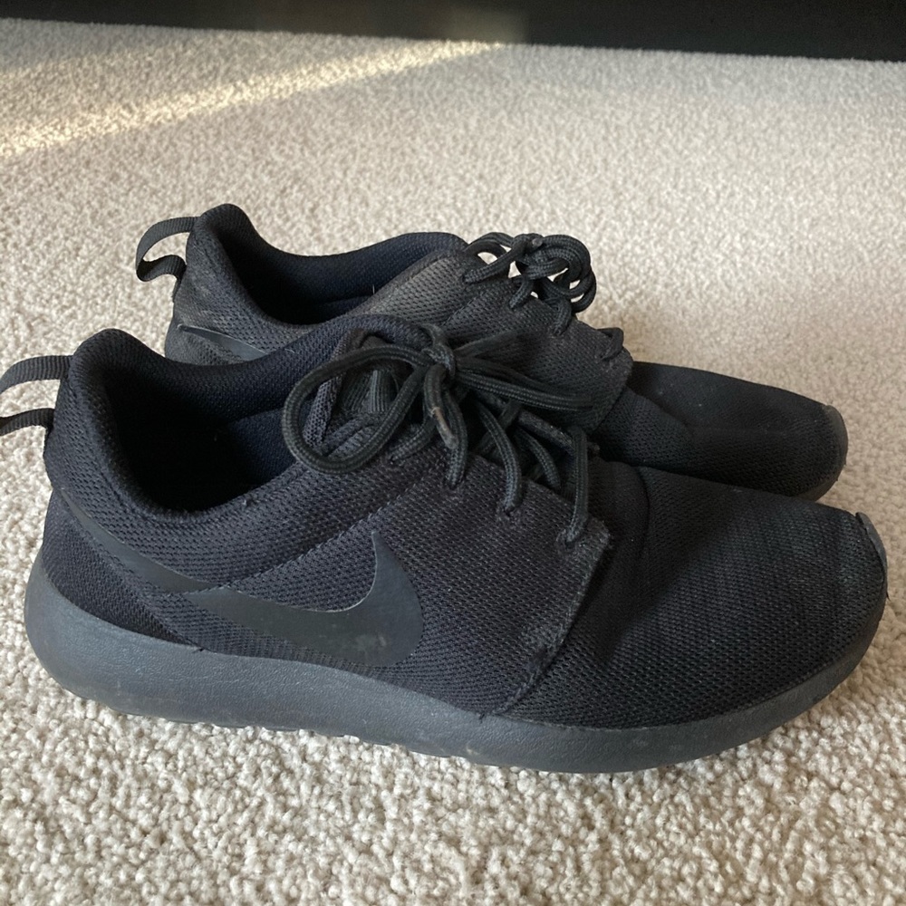 Black Nike Women’s roshe’s